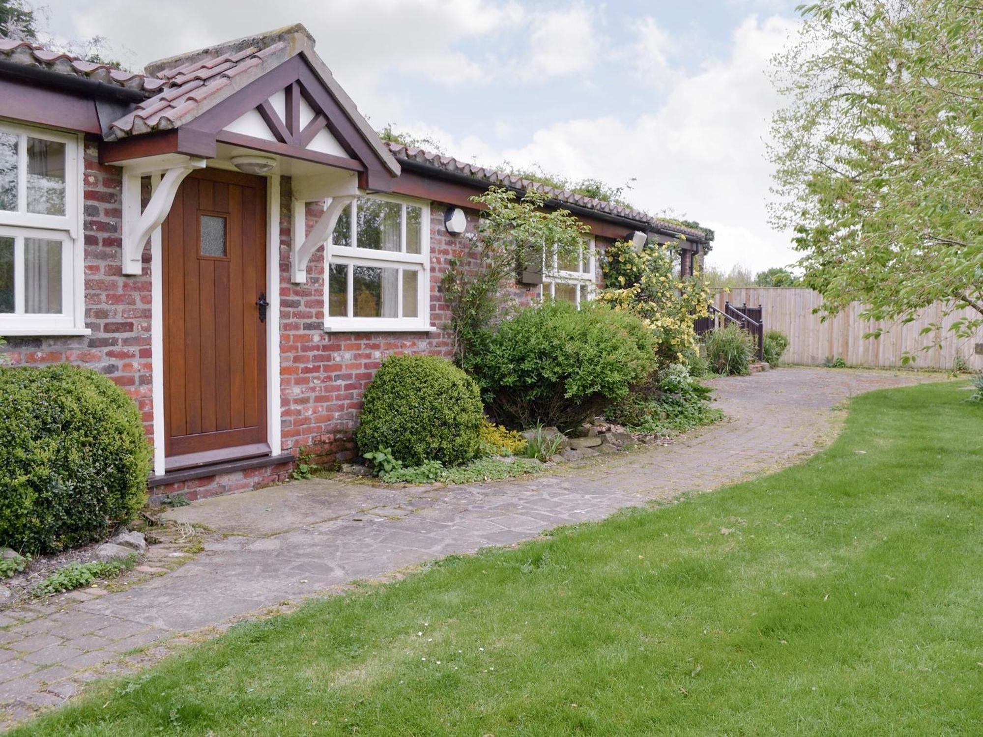 Walled Garden Lodge Ryehill Экстерьер фото