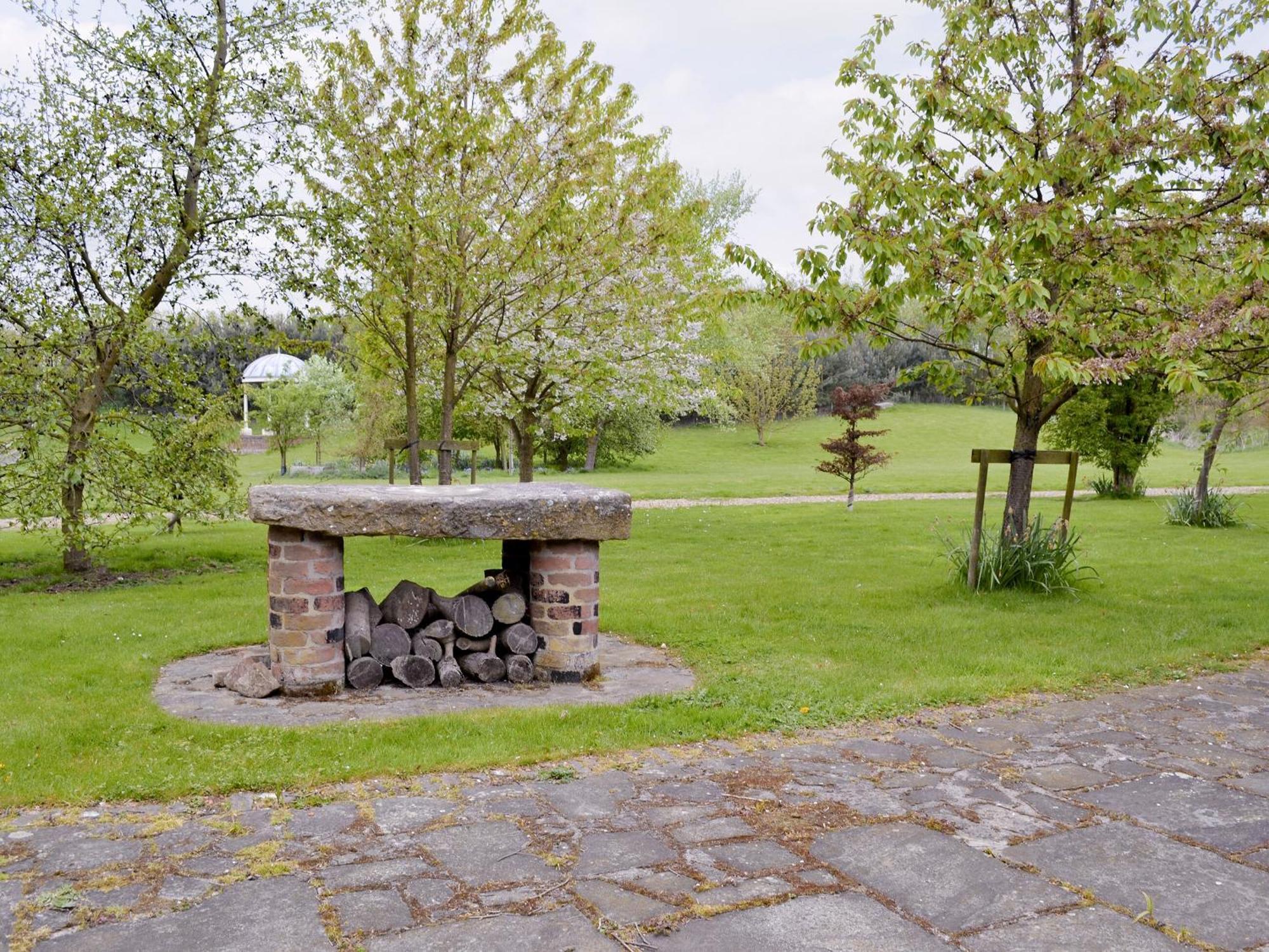 Walled Garden Lodge Ryehill Экстерьер фото